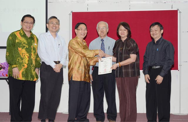 Prof Chuah (third from left) presenting a certificate to Datin Paduka ...