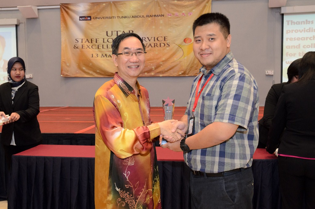 Dr Yap receiving the award from Prof Chuah