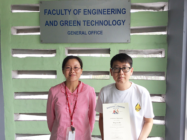 Yong (right) displaying his certificate with his supervisor Dr Lo (left)