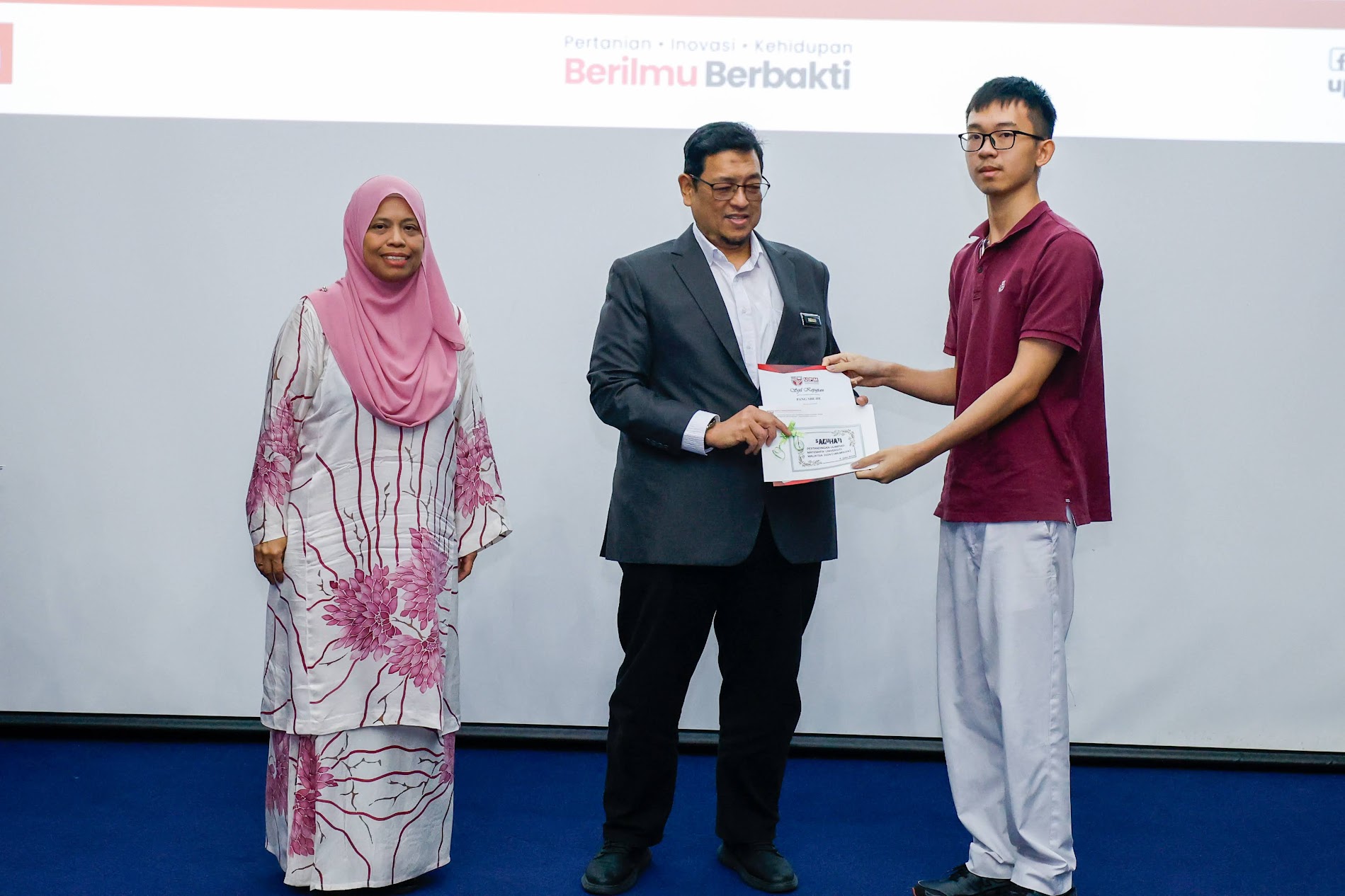 Low (left photo) and Phang receiving the consolation prizes