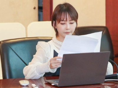 Liu Chang and her certificate