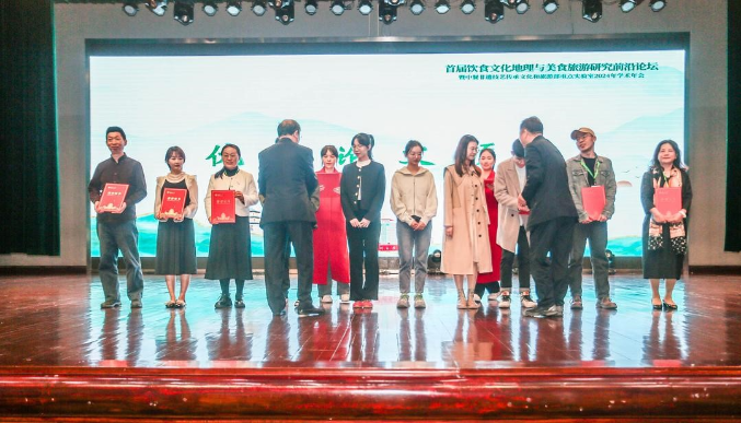 Liu (second from left) receiving her award