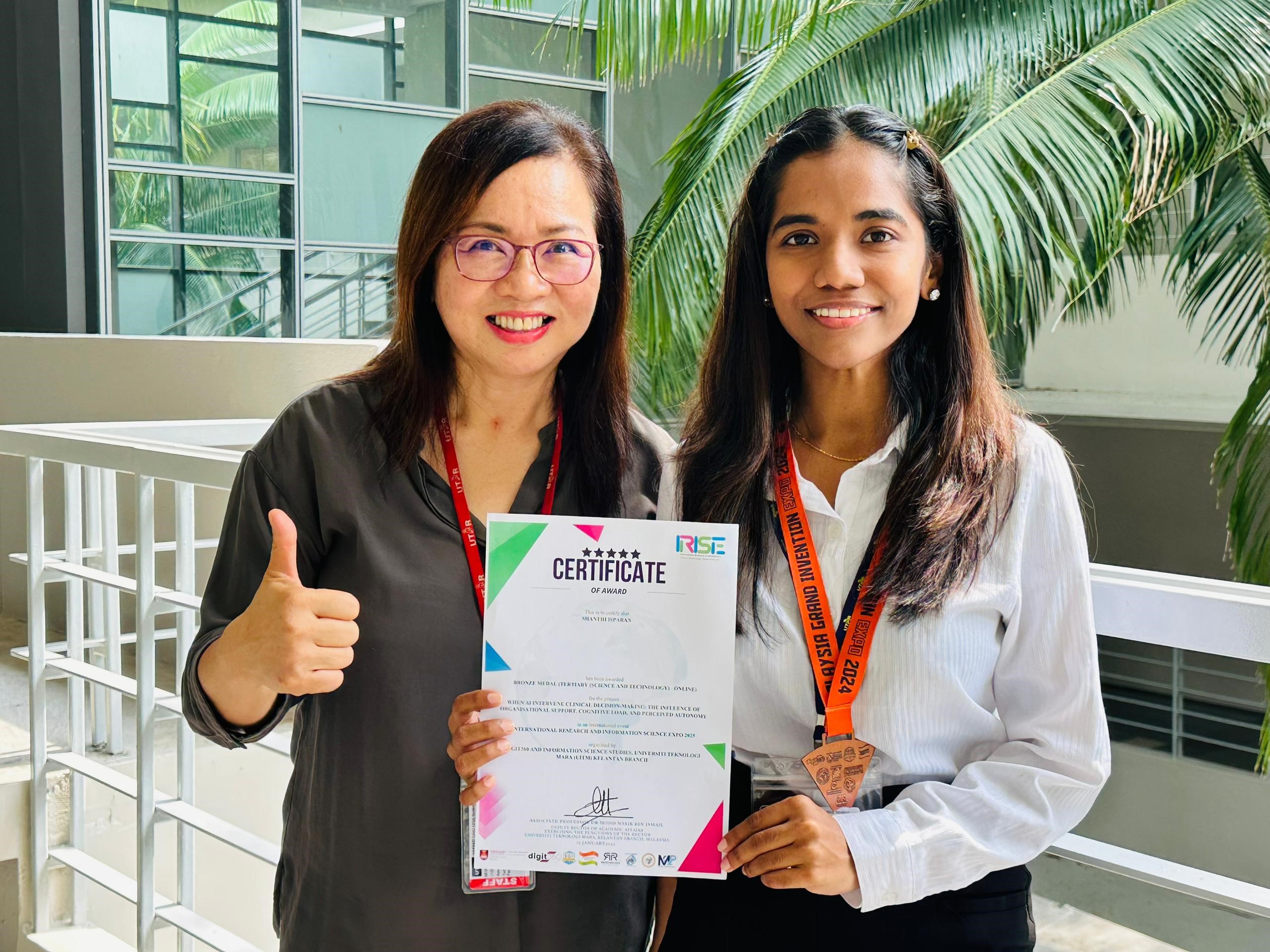 Shanthi (right) and her supervisor, Dr Seow 