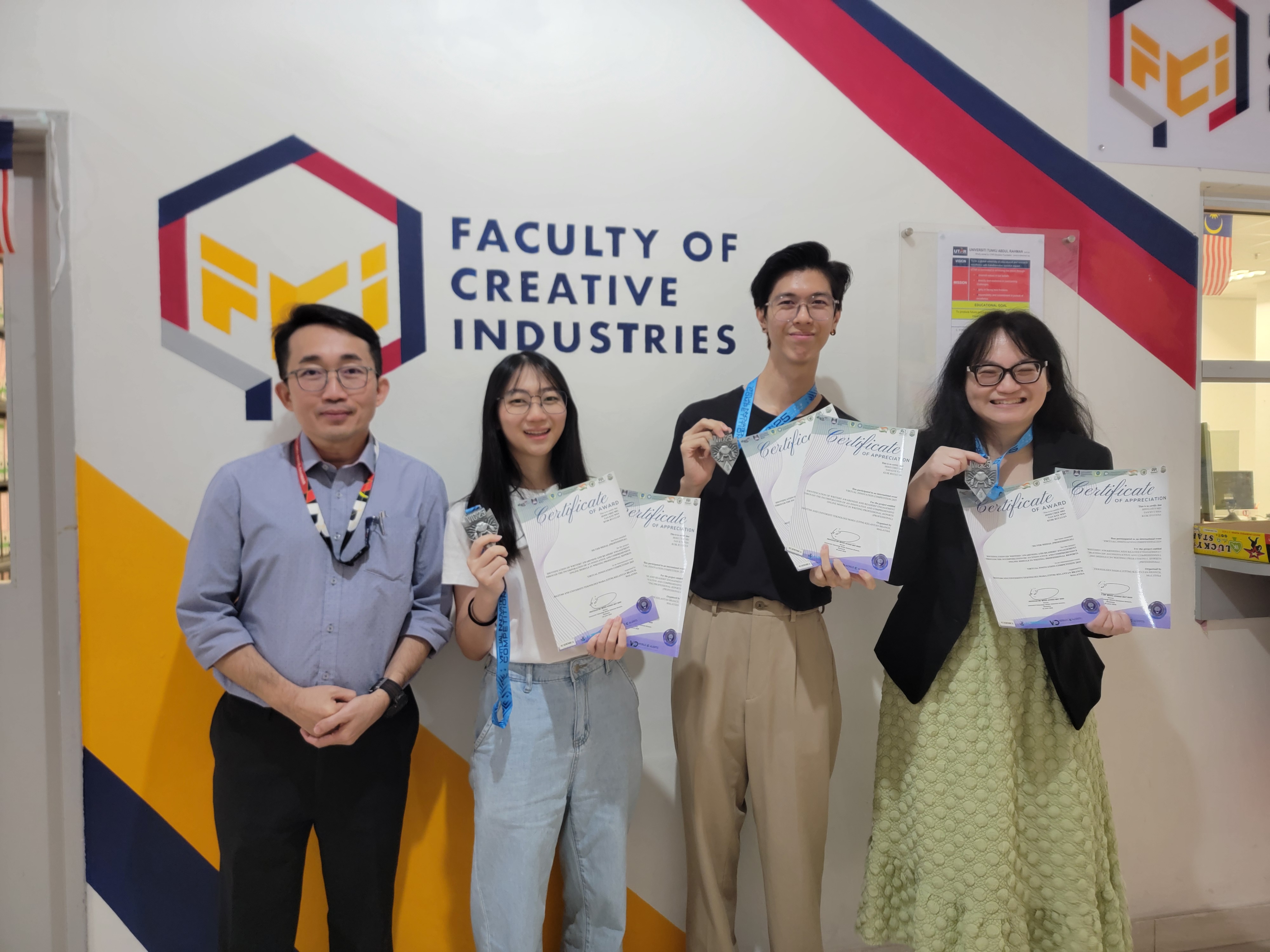 The winning team displaying their medals and certificates. From left: FCI Dean Assoc Prof Dr David Tneh Cheng Eng, Kuik, Tan and Dr Hooi