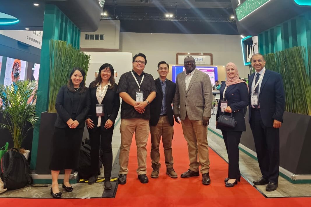 Dr Yow (second from left) with representatives from UMPSA, Emerald Publishing, and the EPPM Association