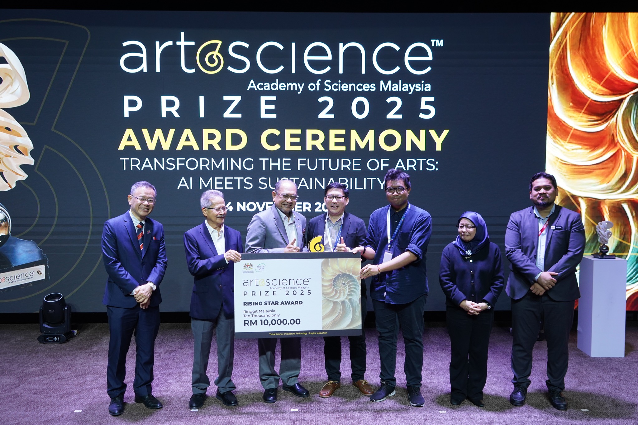 Dr Lee (middle) and Mr Mohamad Faiz (third from right) on stage receiving the award