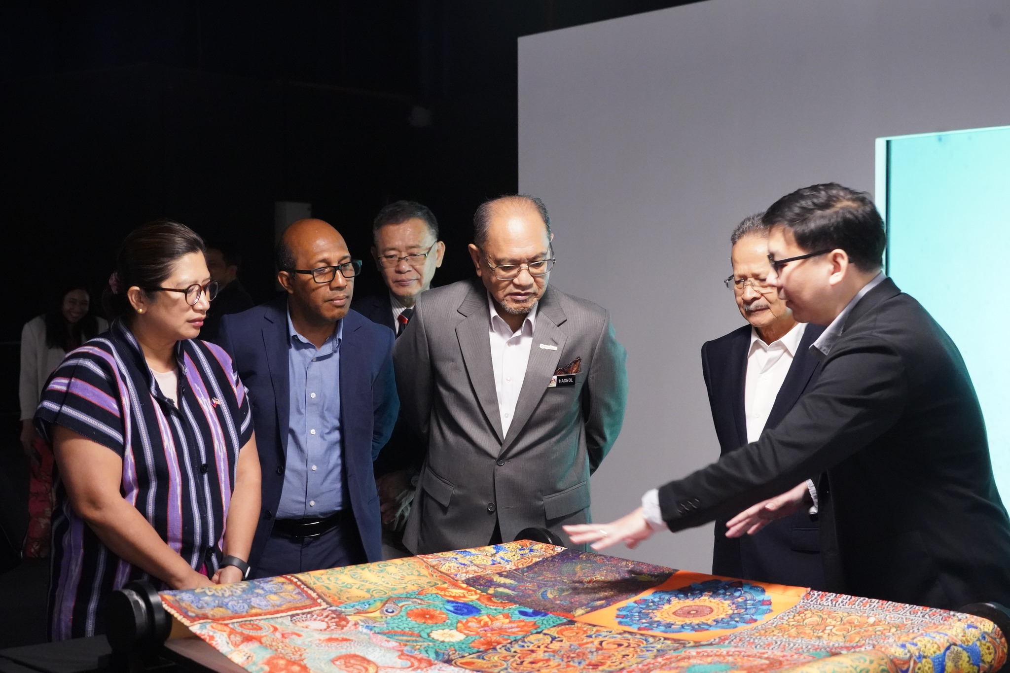 Dr Lee (far right) introducing his team’s project to MOSTI Secretary General Datuk Seri Hj Hasnol Zam Zam bin Hj. Ahmad and ASM President Academician Datuk Dr Tengku Mohd Azzman Shariffadeen 