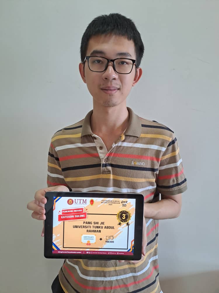 Pang with his certificate