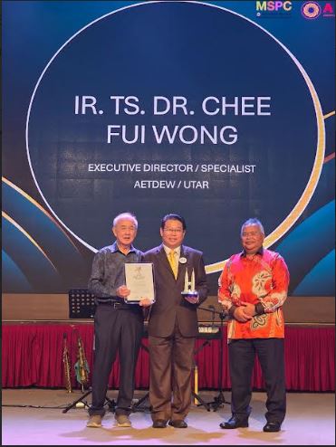 Award presented to Dr Wong (middle) by Ir Ts Choo (left) and Dato’ Sri Zohari