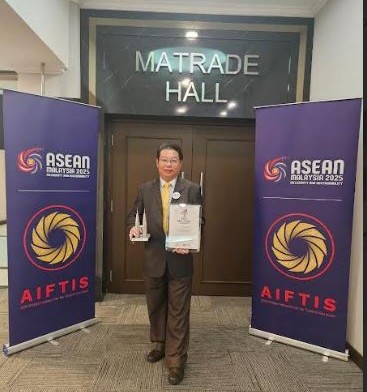 Dr Wong with his award and certificate