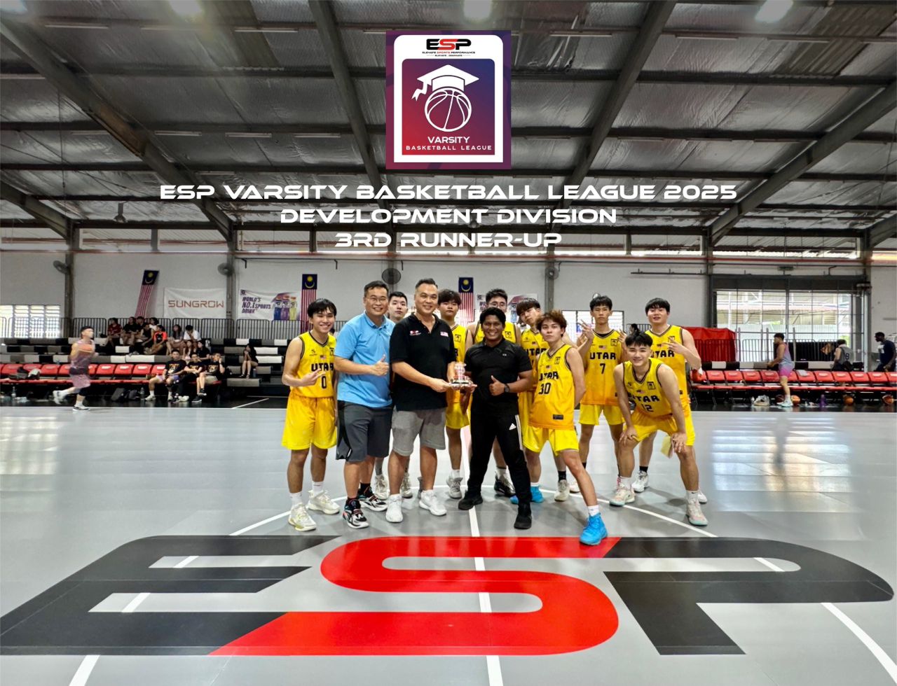 Department of Student Affairs (Sungai Long Campus) Assistant Manager Encik Mohd Alfiha bin Mat Tarihan represented the UTAR men’s team in receiving the plaque