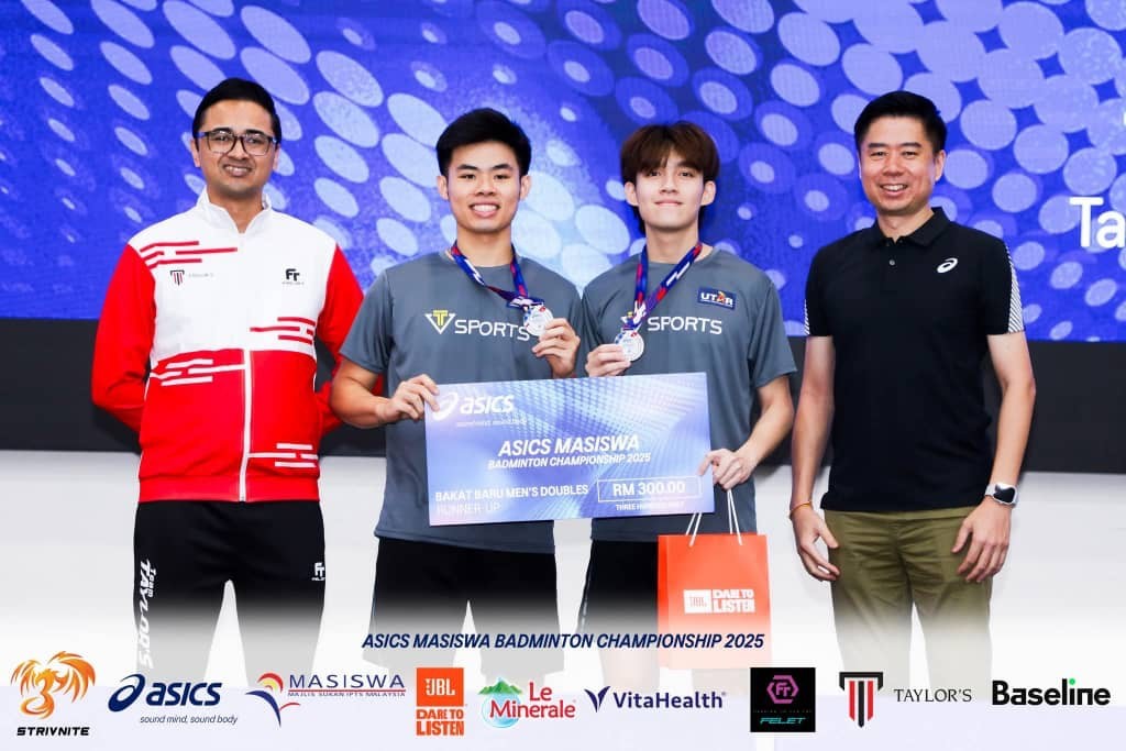 Tan (second from left) and Leong (third from left) emerged as first runner-up in the Men’s Doubles category