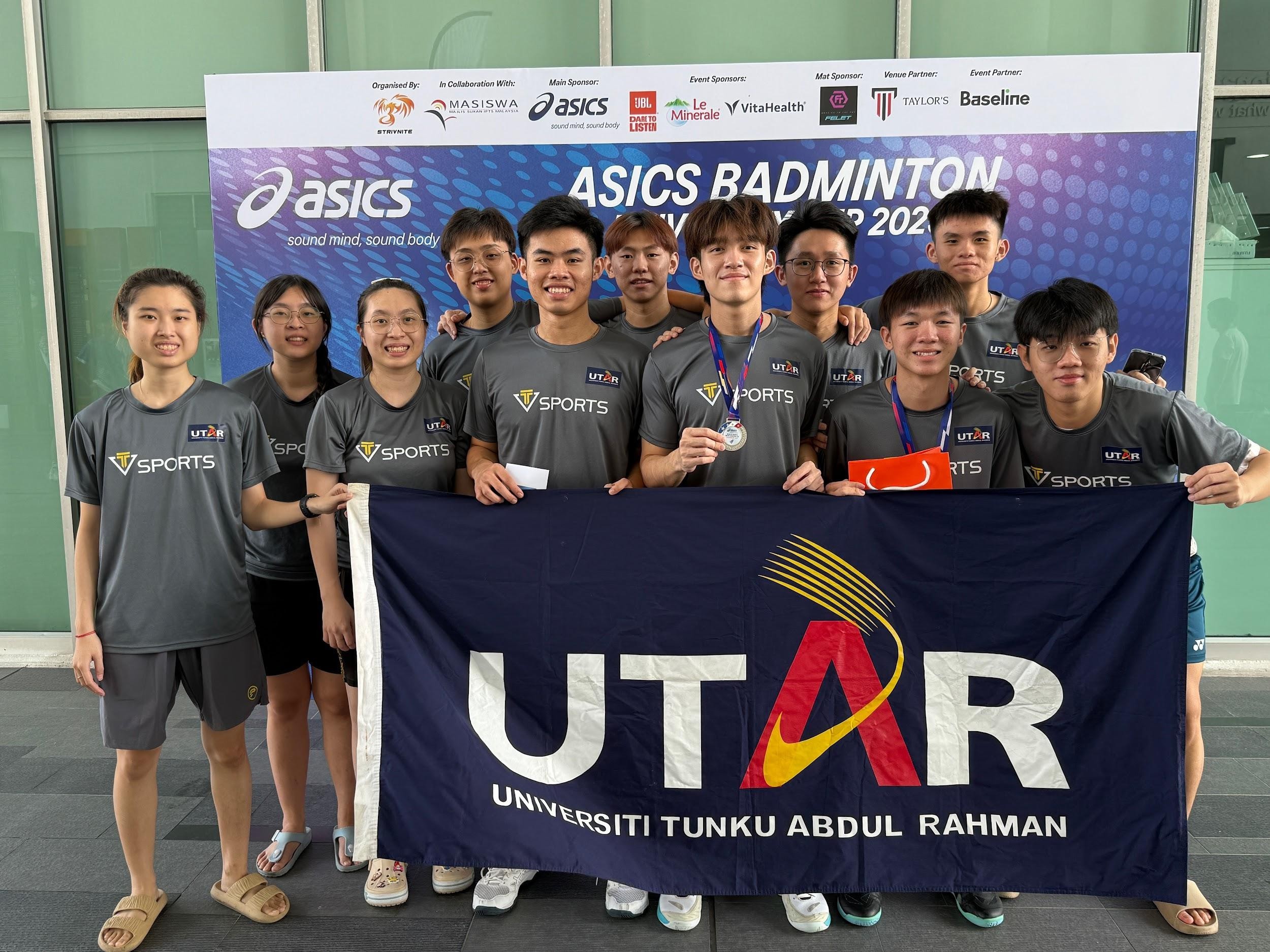 UTAR Badminton team that participated in the event