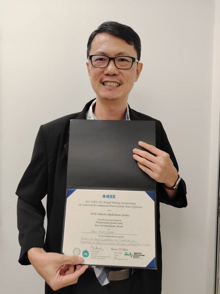 Dr Chua displaying his certificate for the Best Oral Presentation Award in the Transportation Systems Track