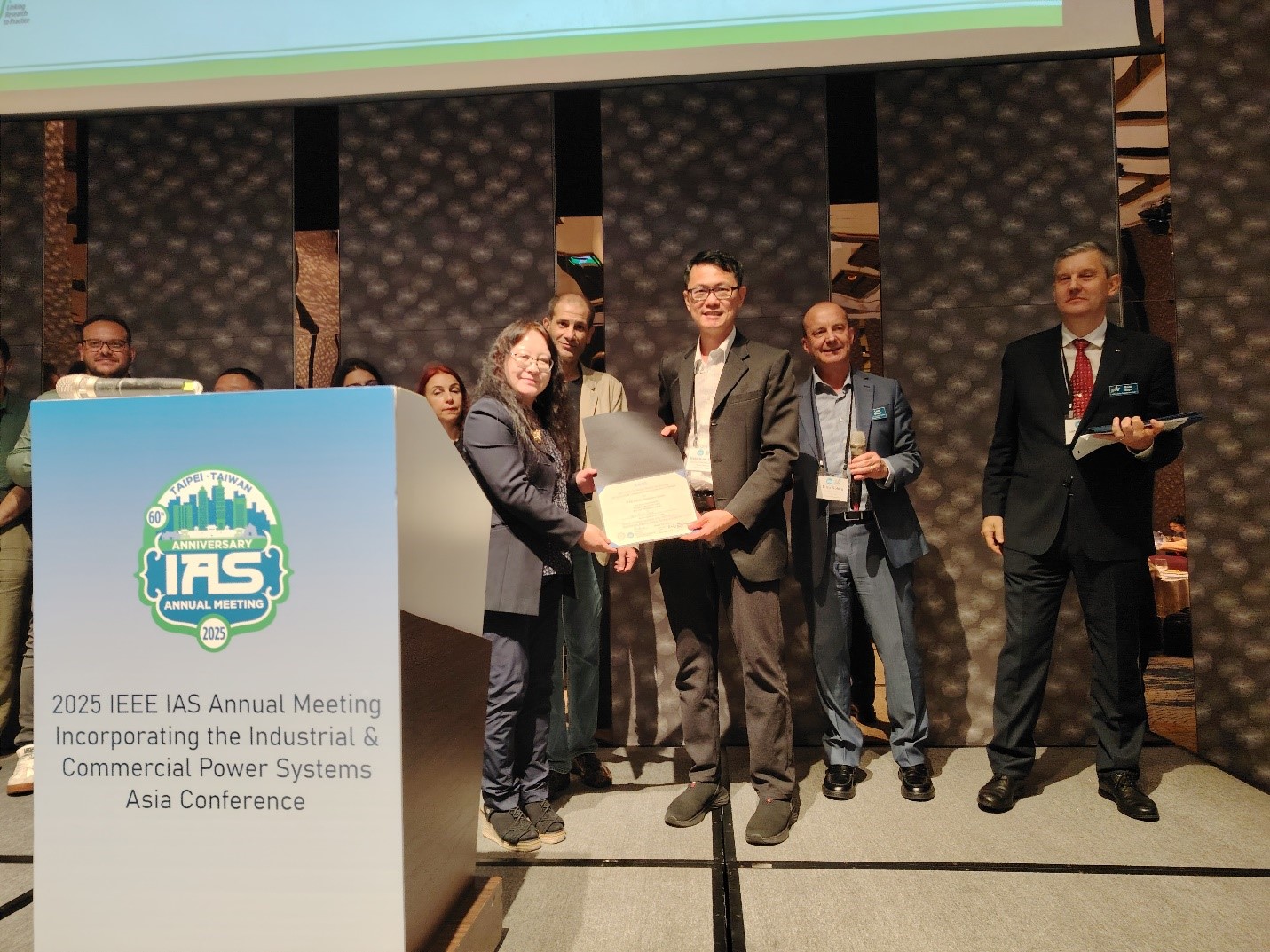 Dr Chua (centre, right) receiving the certificate during the prize-giving ceremony