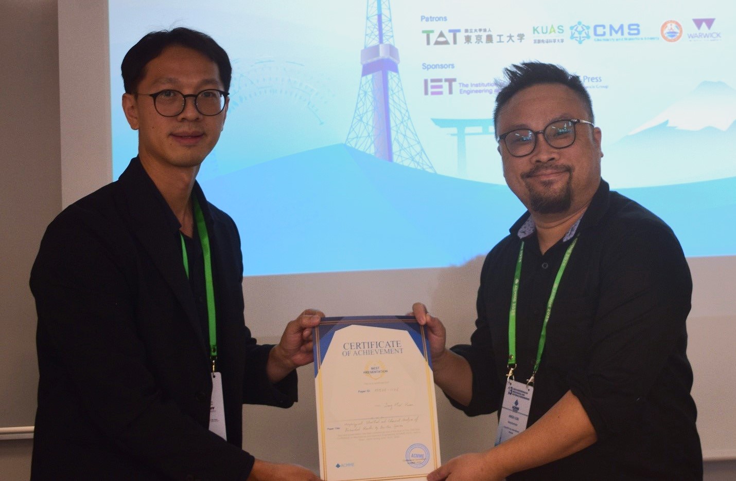 Dr Kuan (right) receiving his certificate