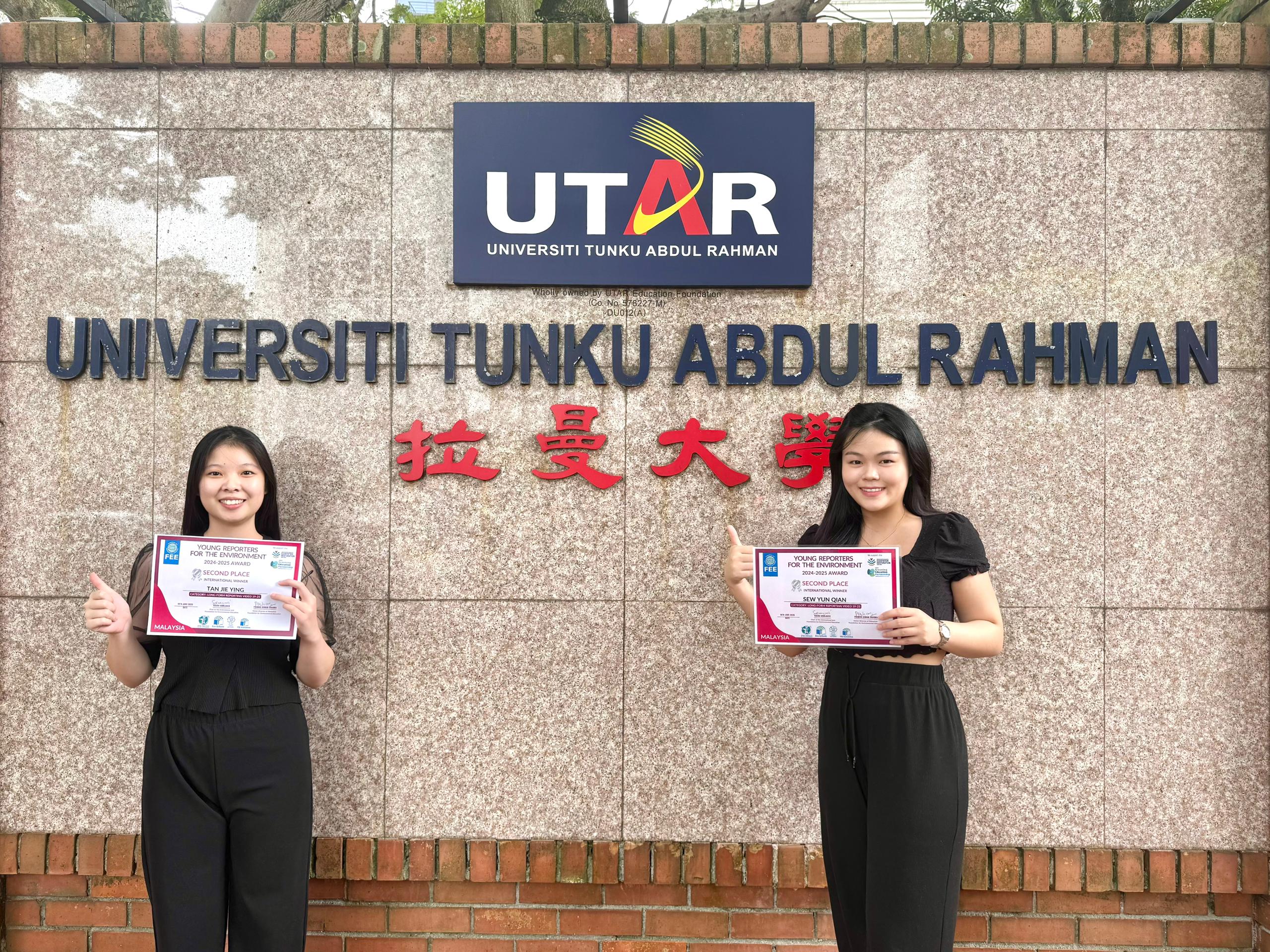 Tan Jie Ying (left) and Sew Yun Qian with their certificates