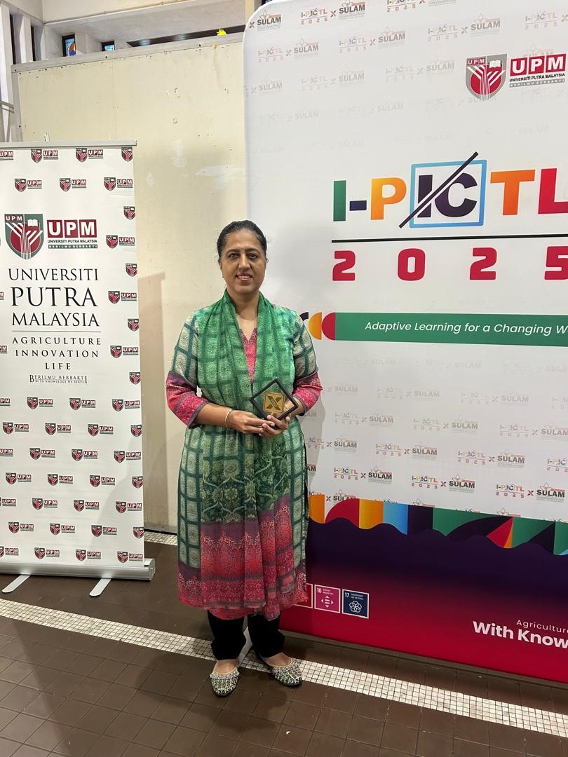 Dr Kaur Kirandeep displaying the Gold Medal 