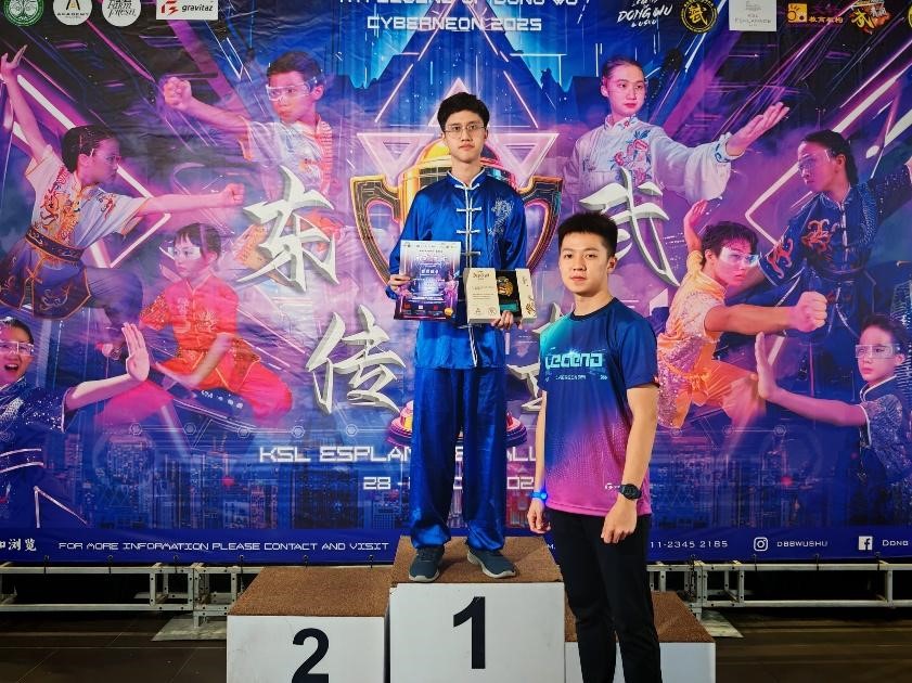 Leong (on the podium) receiving the prizes for the <i>Yang Style Tai Chi Broadsword Category</i>