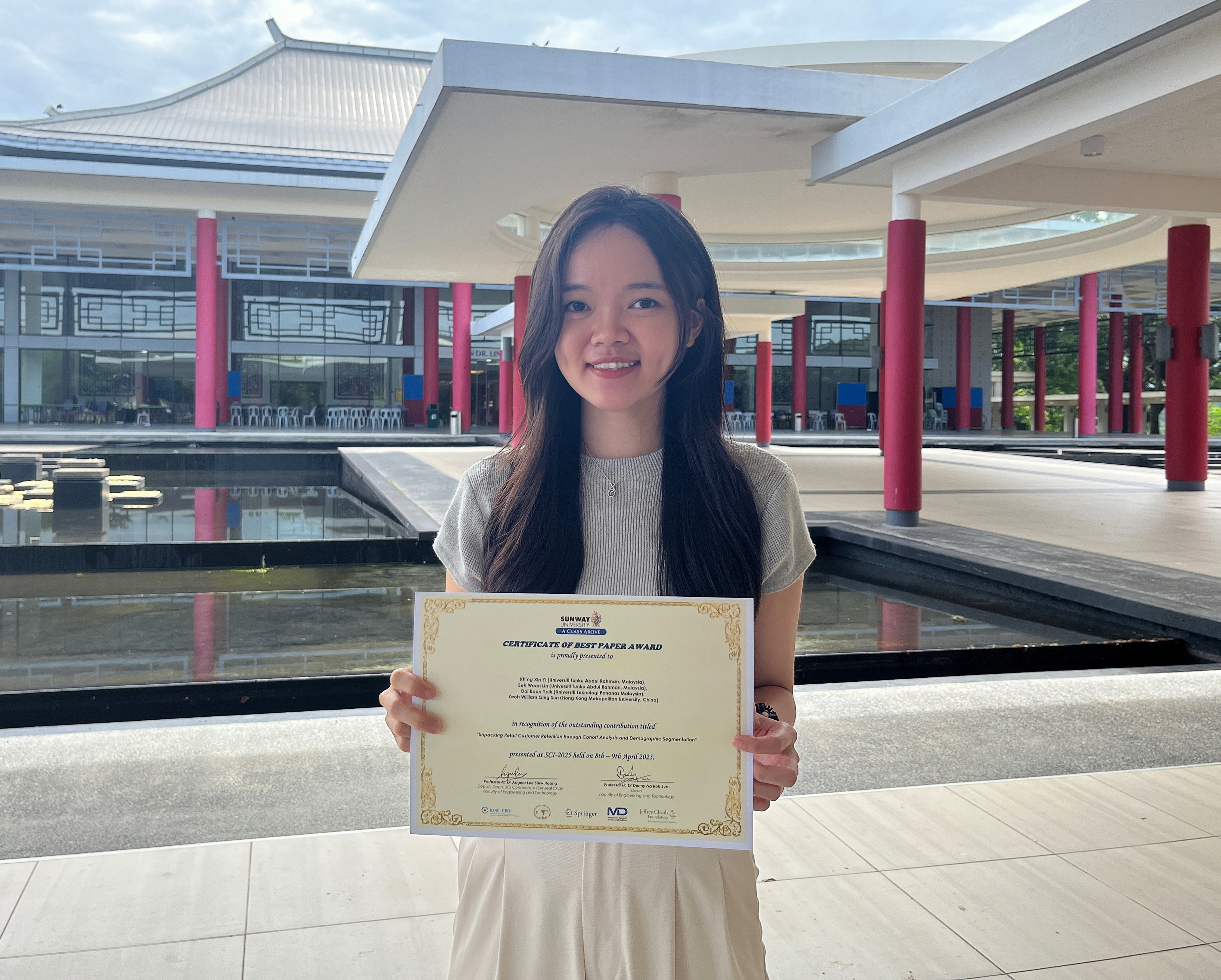 Dr Kh'ng displaying her award certificate