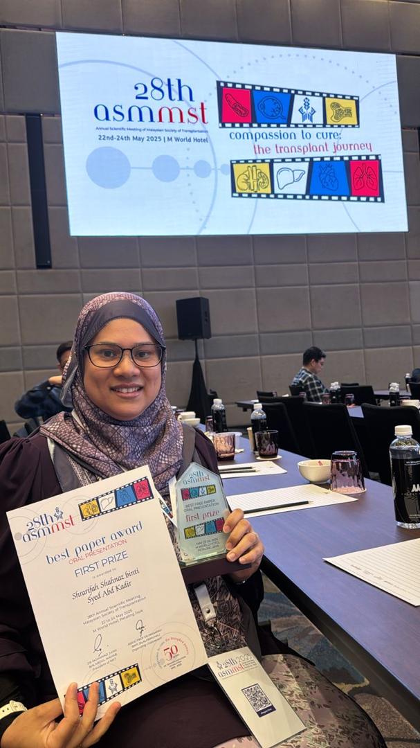 Dr Sharifah with her trophy and certificate
