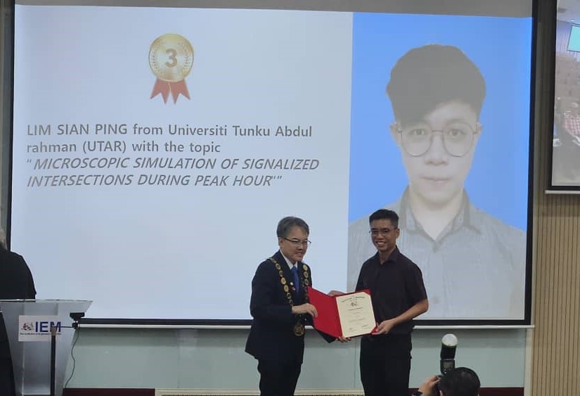 Dr Ong (right) receiving his certificate 