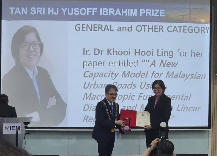 Prof Khoo (right) receiving her award