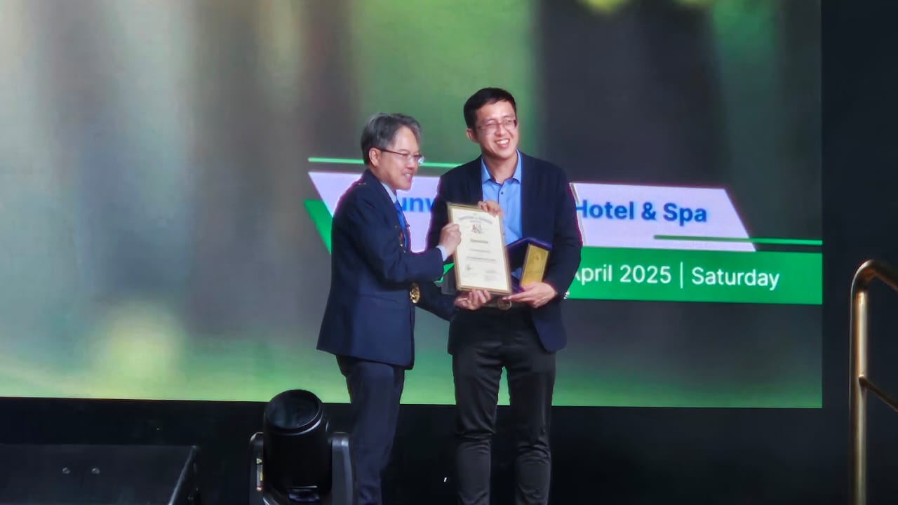 Dr Kwong (right) receiving his award