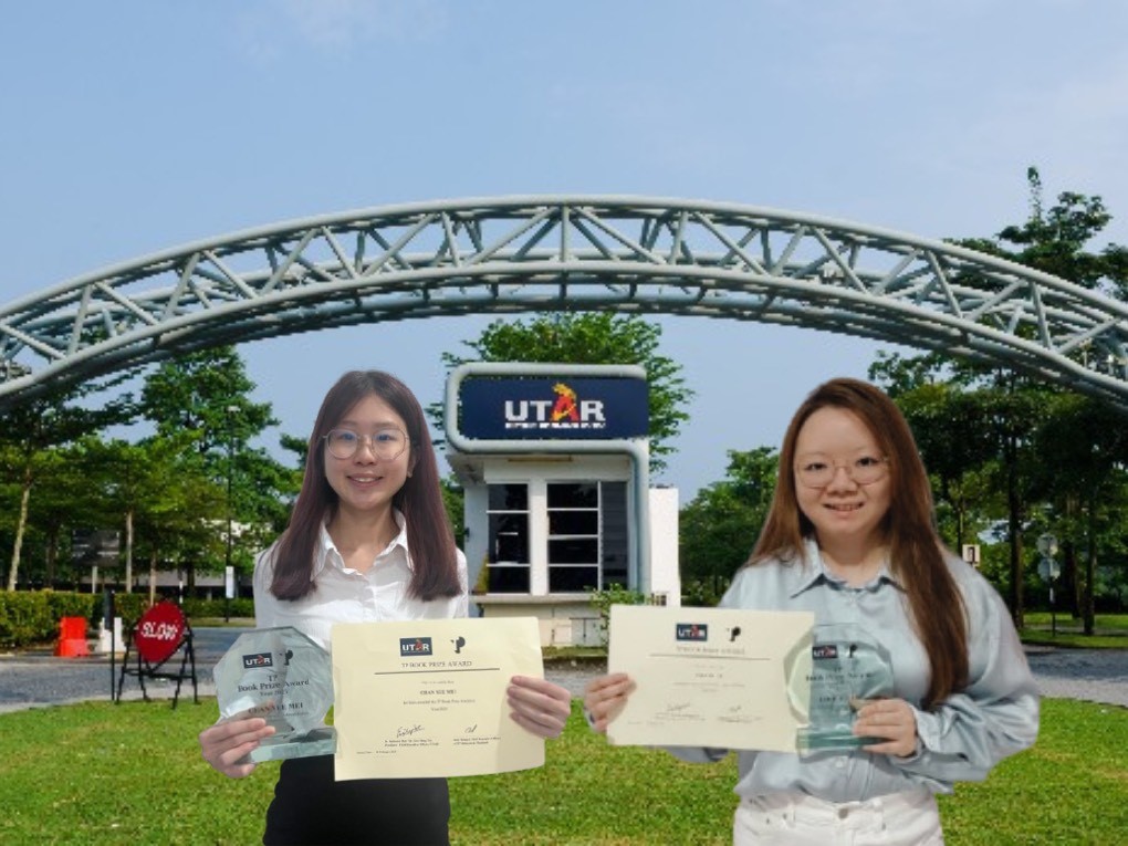 The proud Book Prize Award winners (from left) Chan and Looi with their awards 