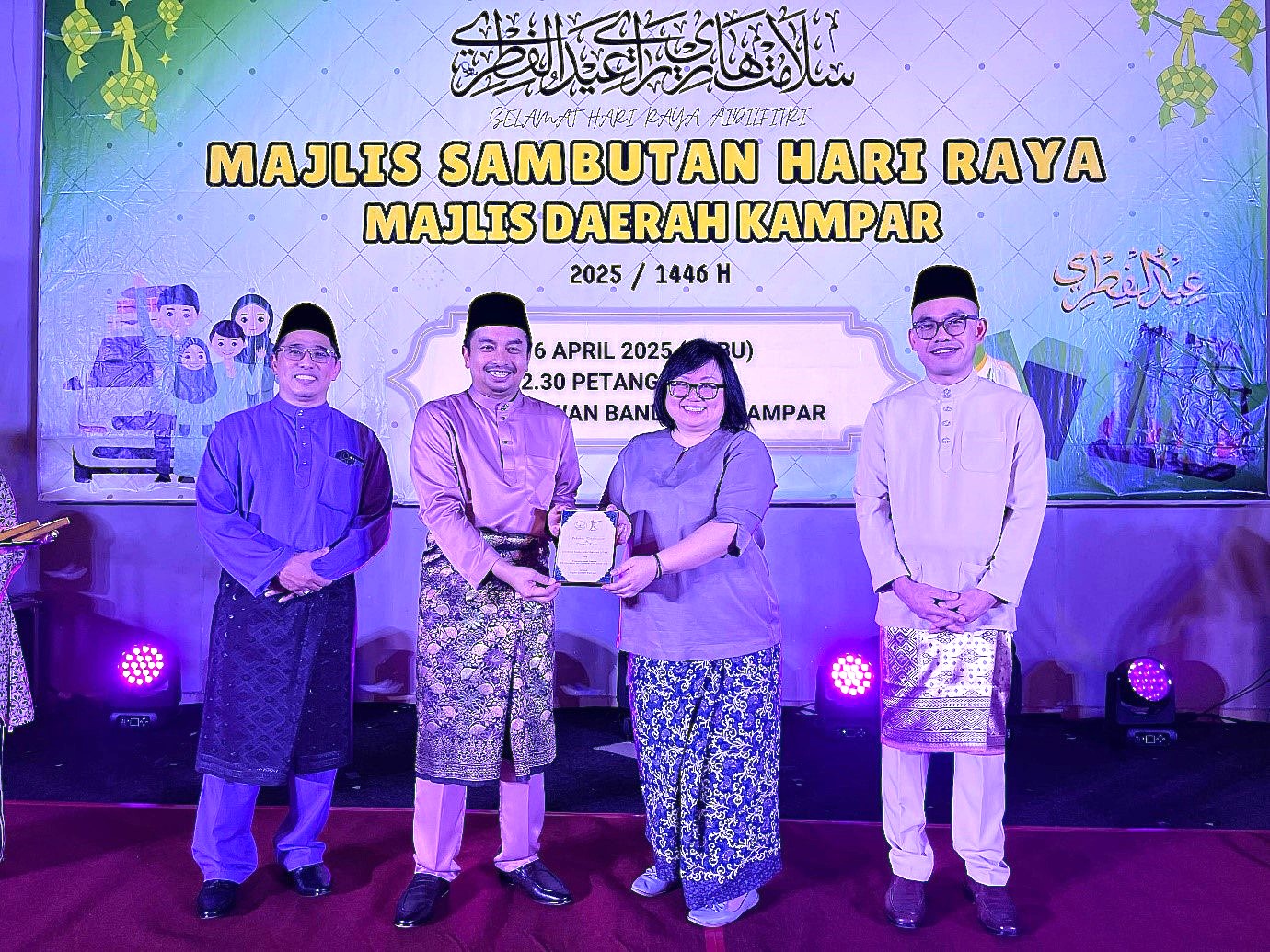 Tuan Ahmad Suqairy bin Alias (second from left) presenting the award to Dr Diong (second from right)