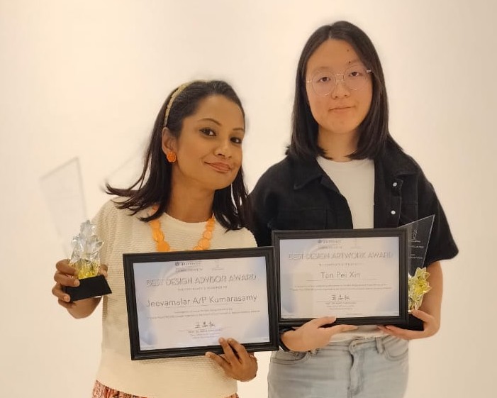 Ms Jeevamalar and Tan displaying their certificates and trophies