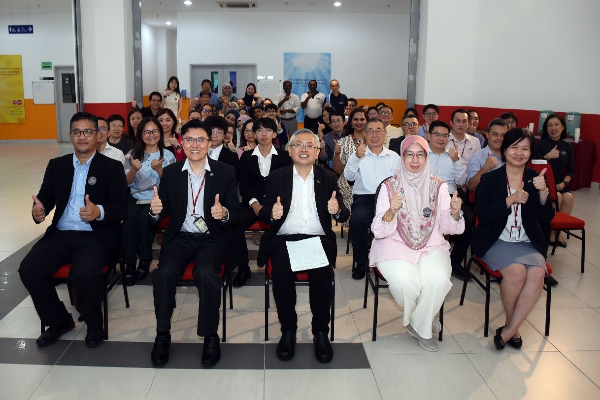 UTAR staff celebrating the achievement