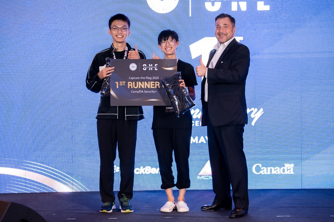 From left: Tan and Lee receiving their award