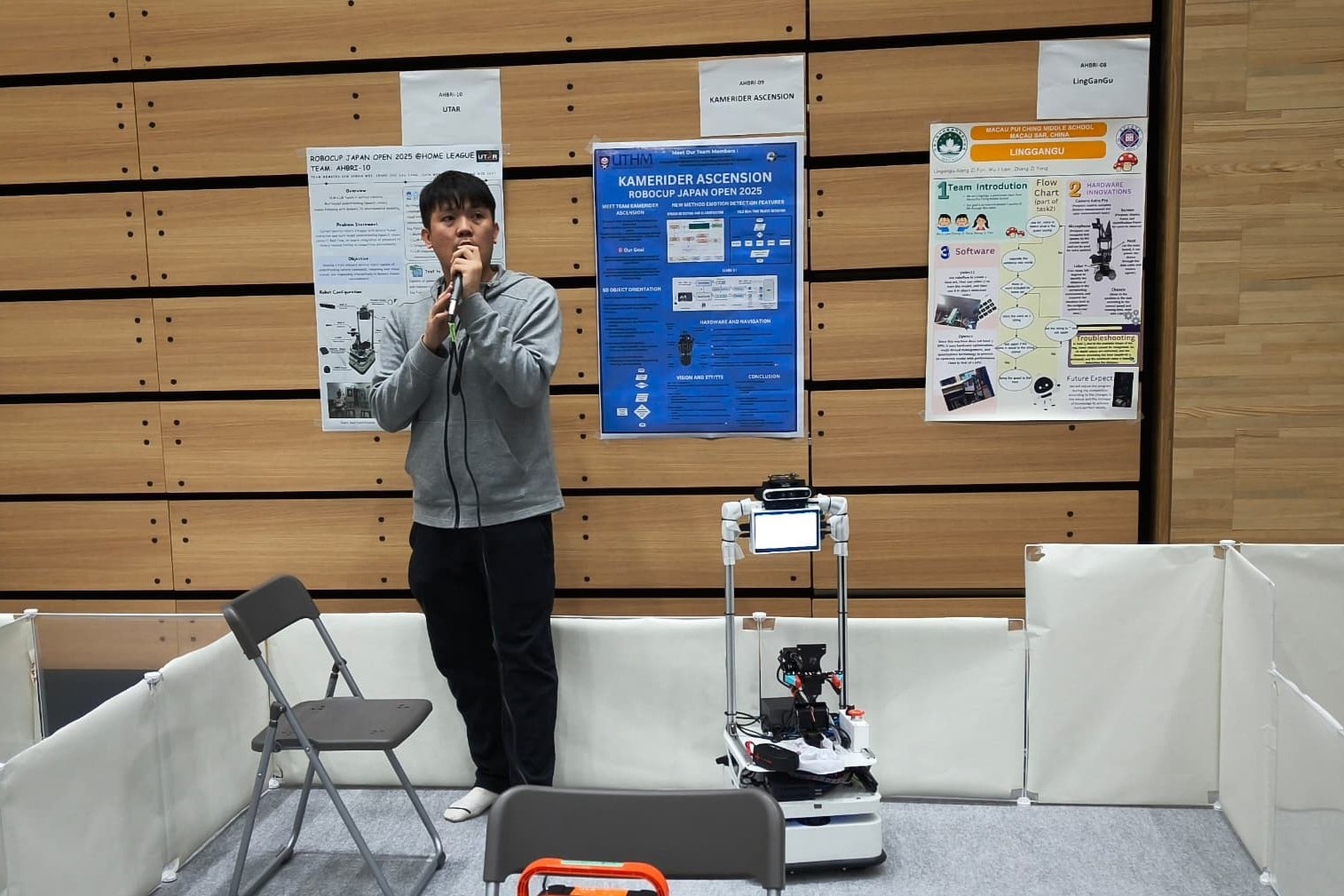 Kenny Chu introducing the team’s robot