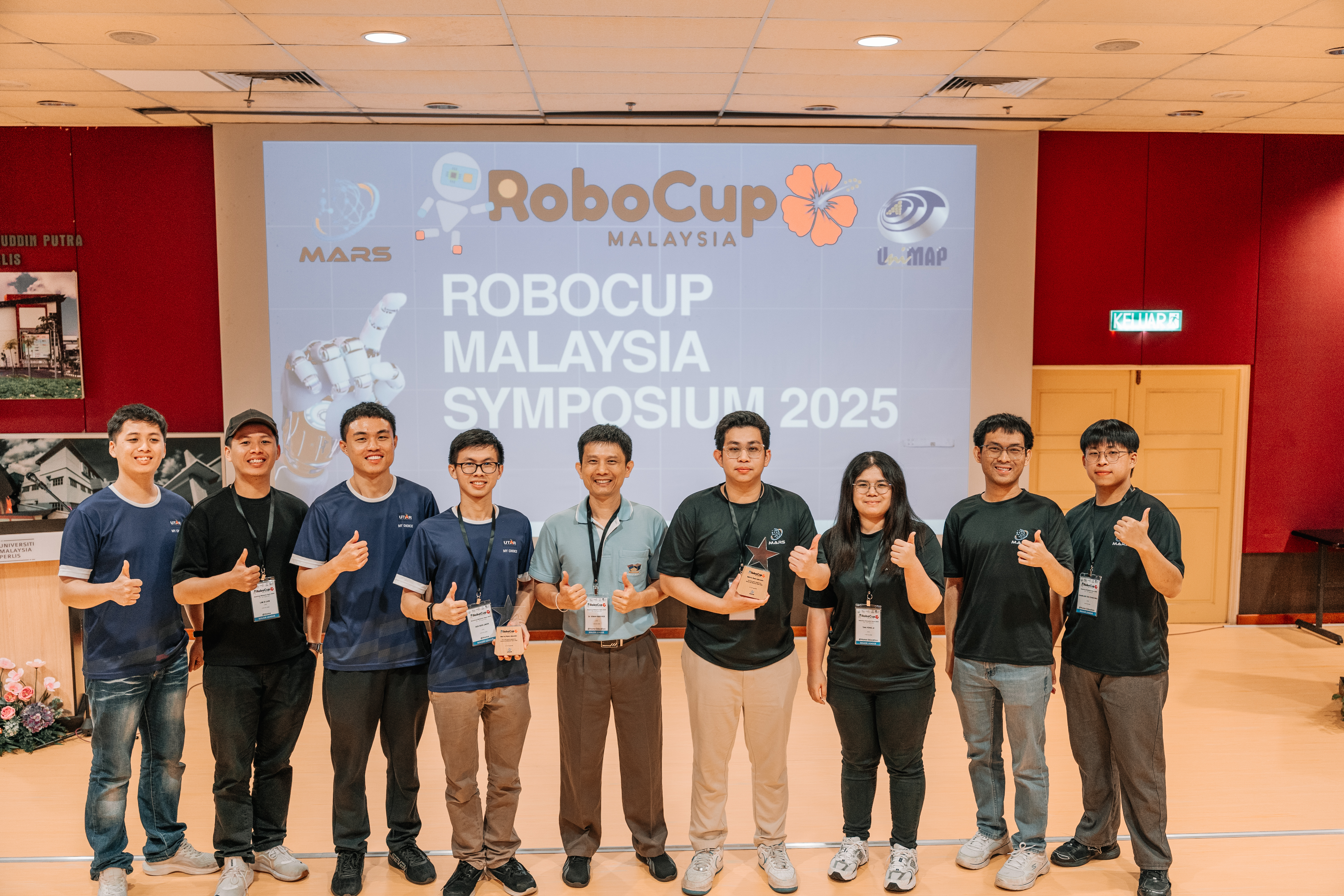 From left: Lim Zi Quan, Lim Zi Jun, Er Kai Sheng, Ooi Soo Jack, Dr Kwan, Liew Kai Hin, Tan Yong Ji, Chong Ken Wai, and Charles Toh Chao Wei