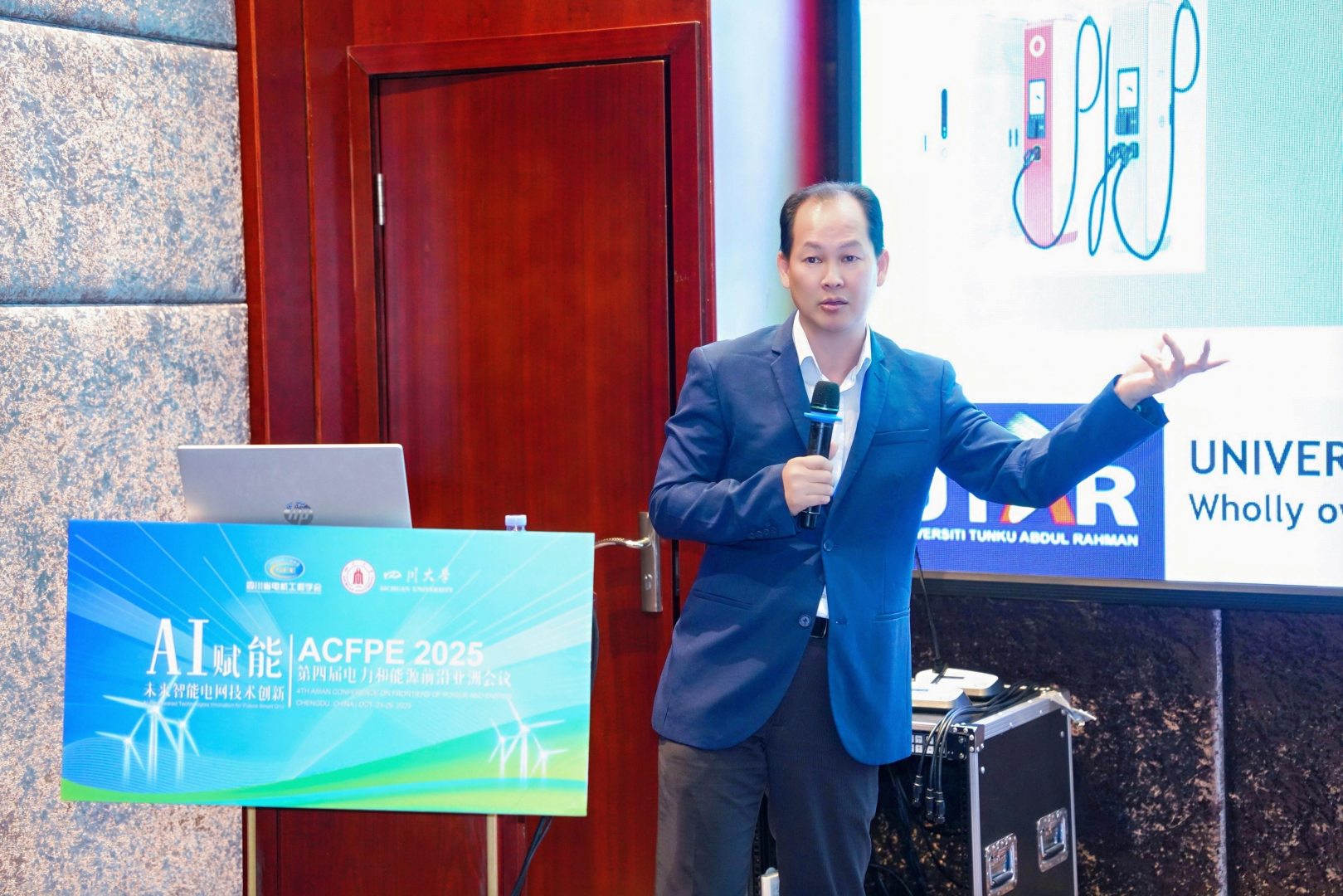 Dr Chew presenting his research