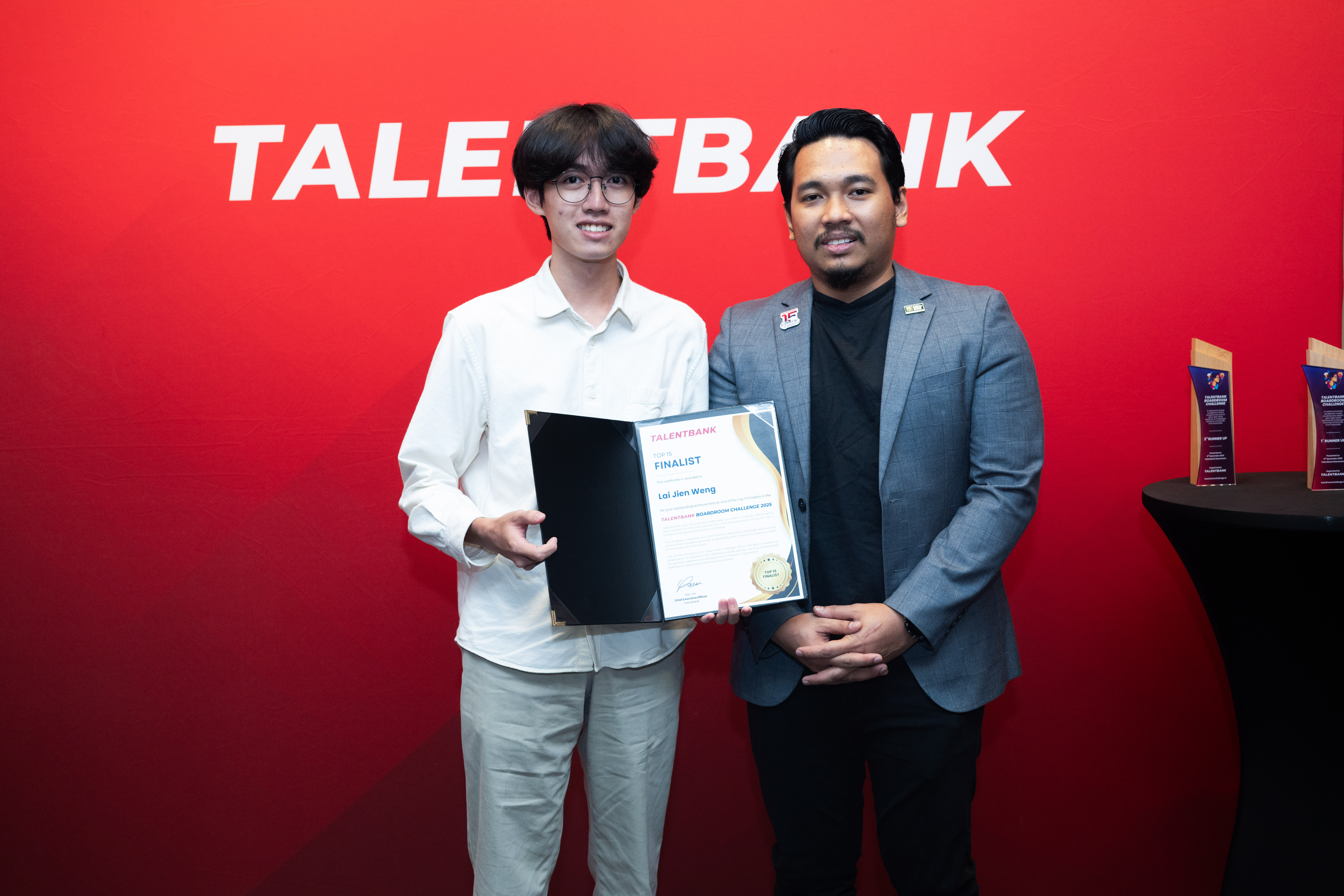 Lai (left) receiving the Top 15 Finalist certificate from Talentbank Director of Government & University Liaison Mr Muhammad Fadilah (left photo) and the Future Founder Award certificate from Director of Employer Liaison Mr Tong Li Kiat  (Photo credit: Talentbank)