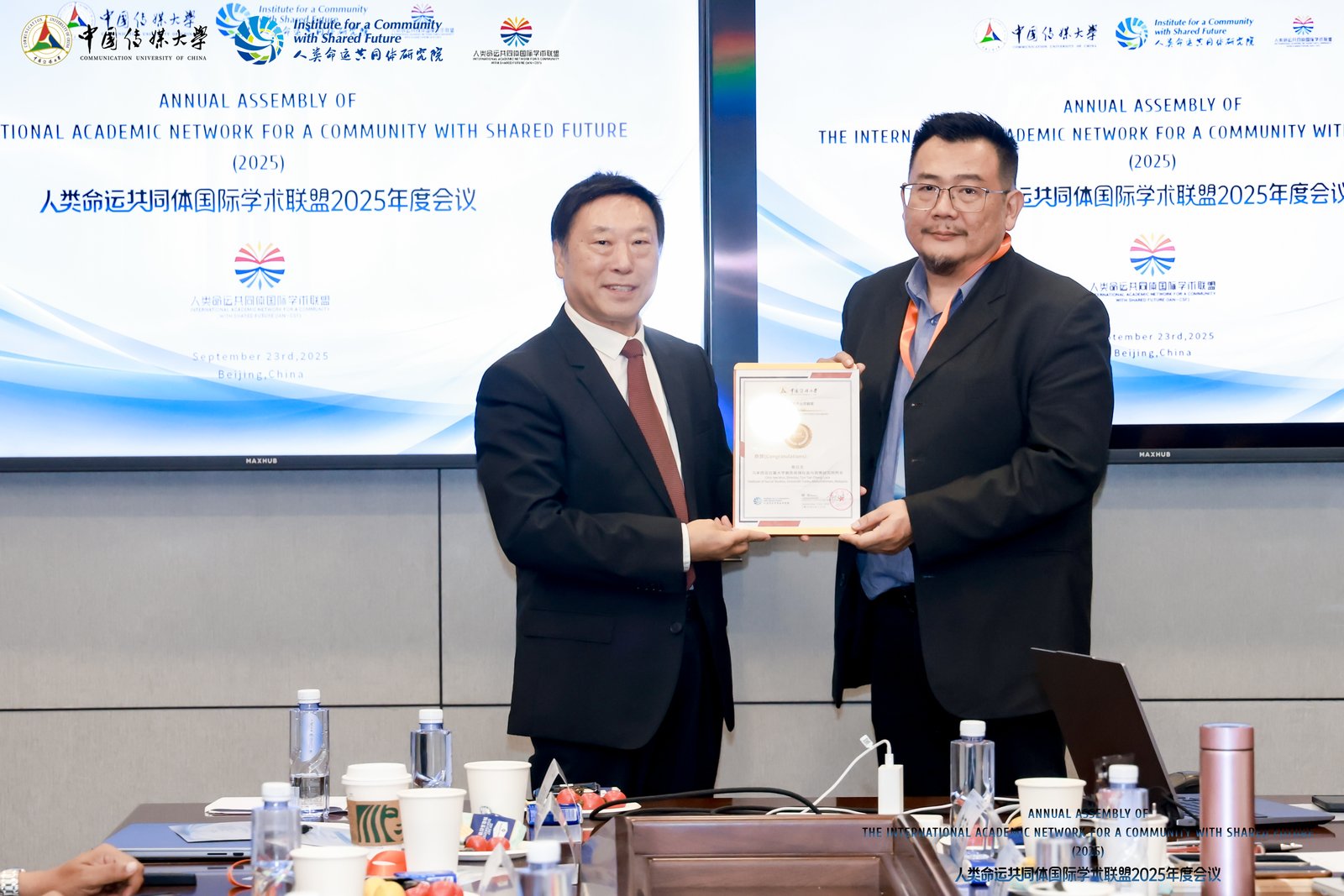 Prof Li presenting the certificate award to Dr Chin (right)