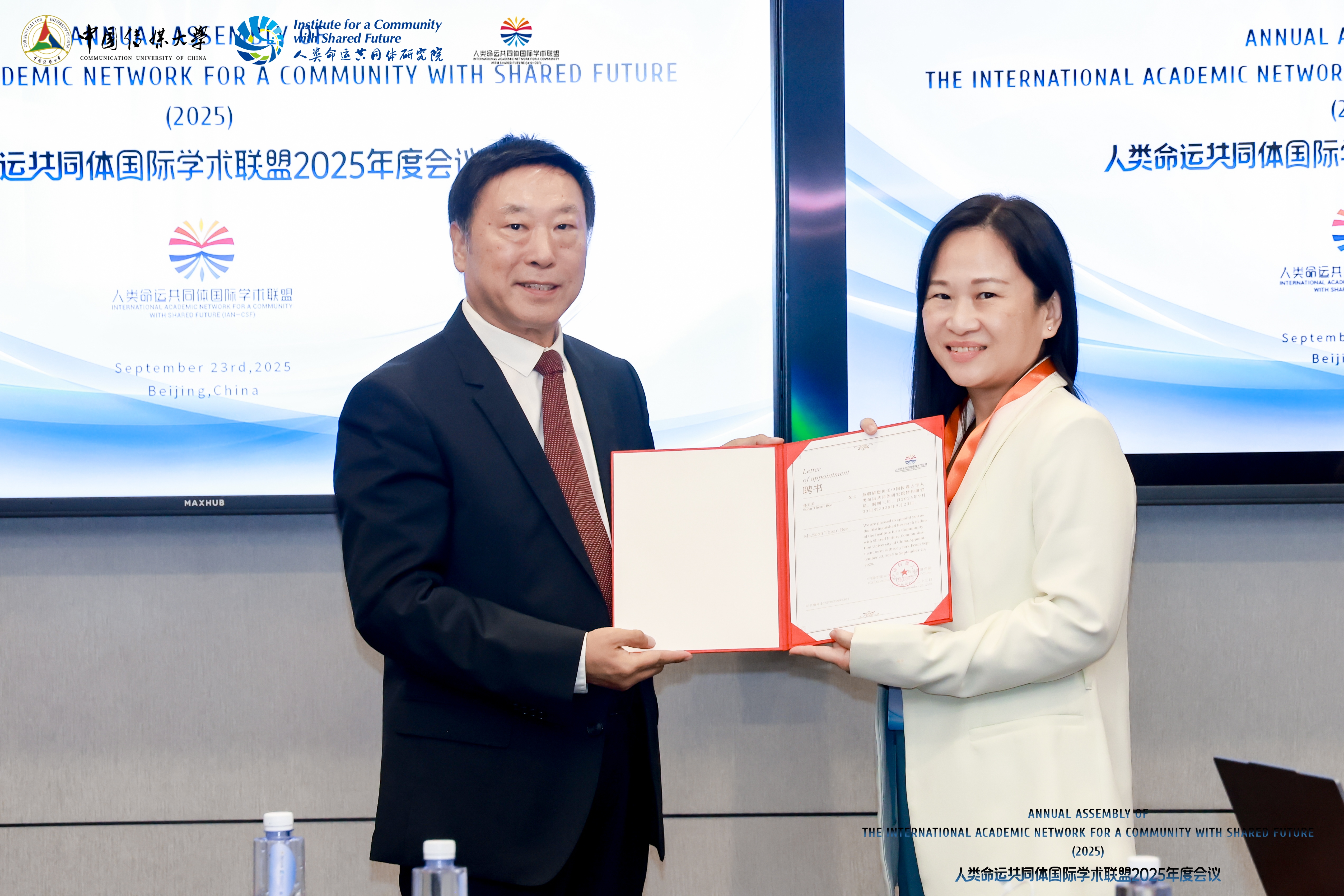 Prof Li presenting the certificate to Dr Soon (right)