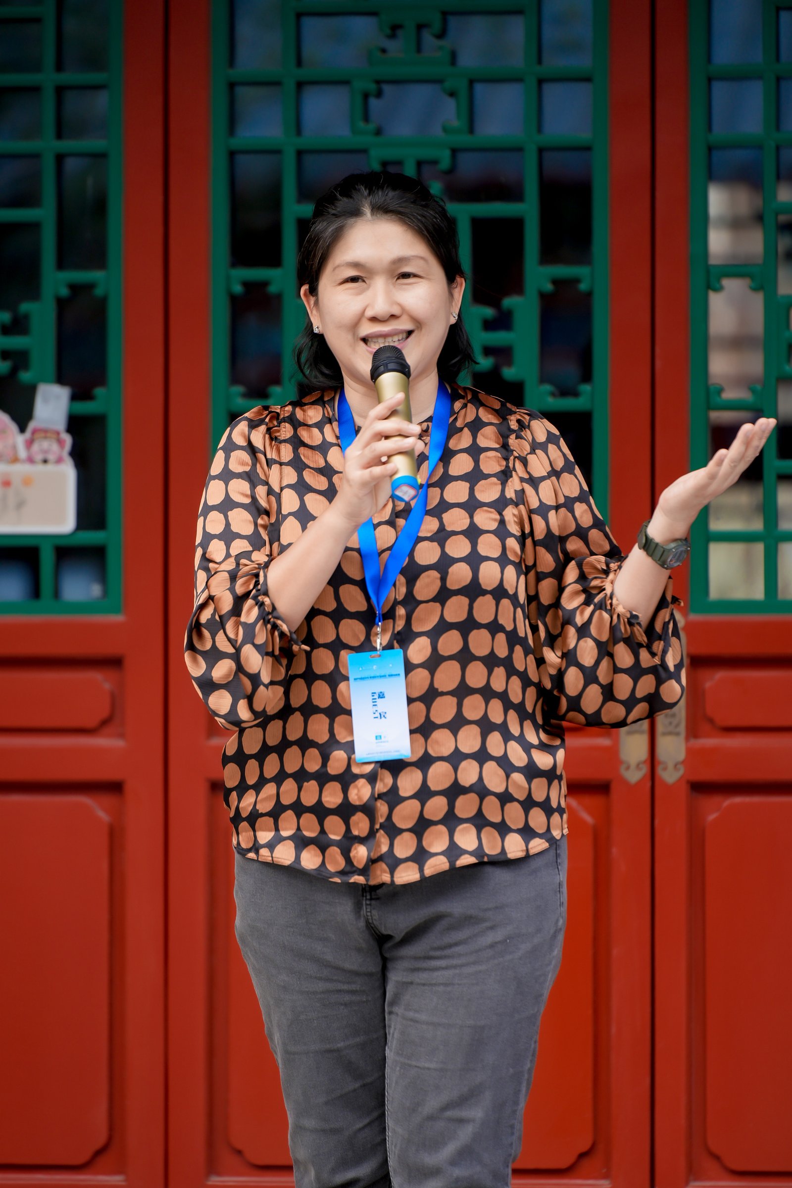 Dr Liong presenting the artworks 