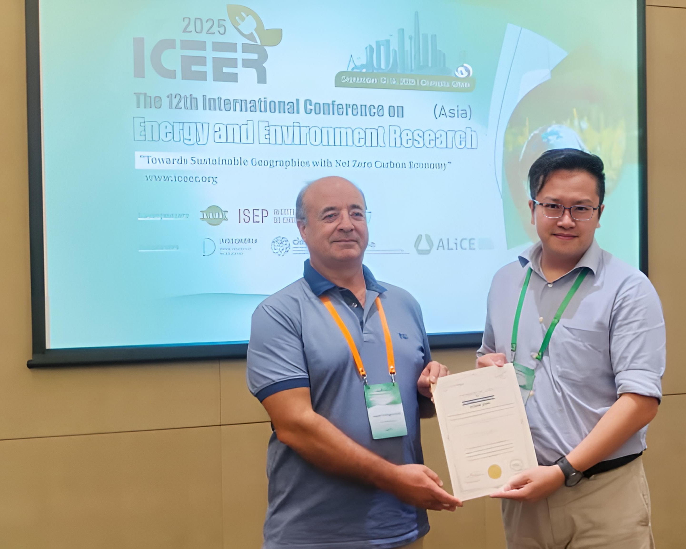 Dr Lim Ming Han (right) receiving his award certificate