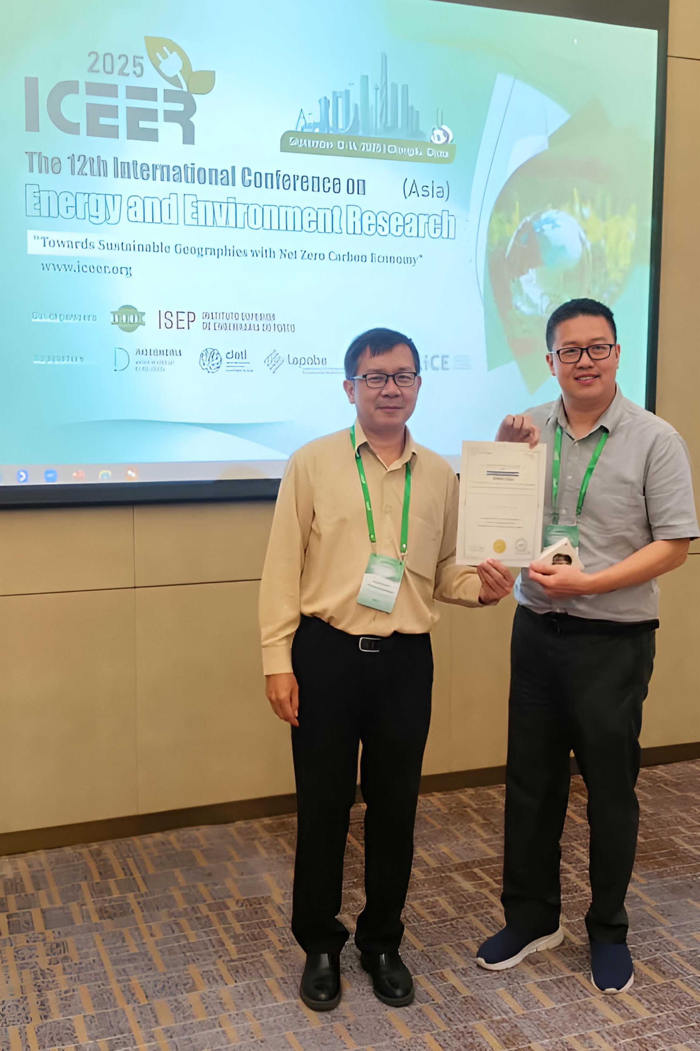 Dr Lim Siong Kang (right) receiving his award certificate