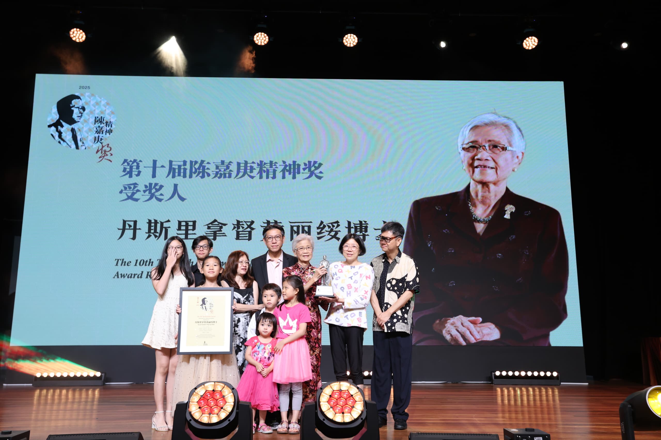 Tan Sri Ng sharing the proud moment with her family after receiving the award