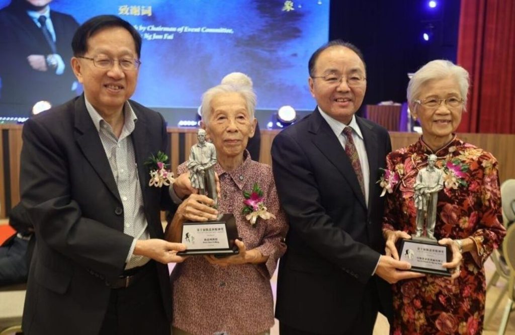 Tan Sri Ng (most right) and Prof Chen (second from left) sharing their honour with Ambassador Extraordinary and Plenipotentiary of the People’s Republic of China to Malaysia His Excellency (H.E.) Ambassador Ouyang Yujing (second from right) and Datuk Tan
