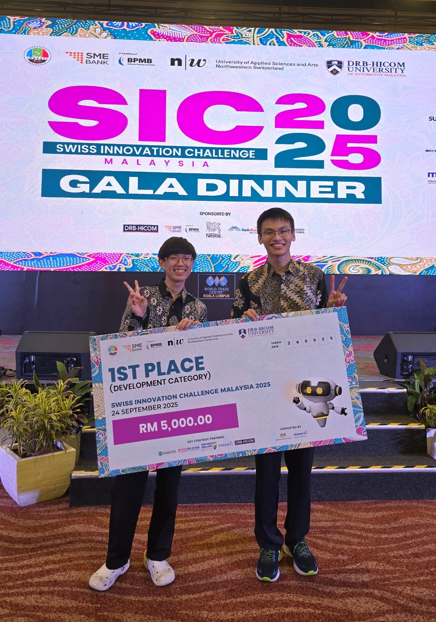 Lee and Tan at the SIC Malaysia 2025 Gala Dinner