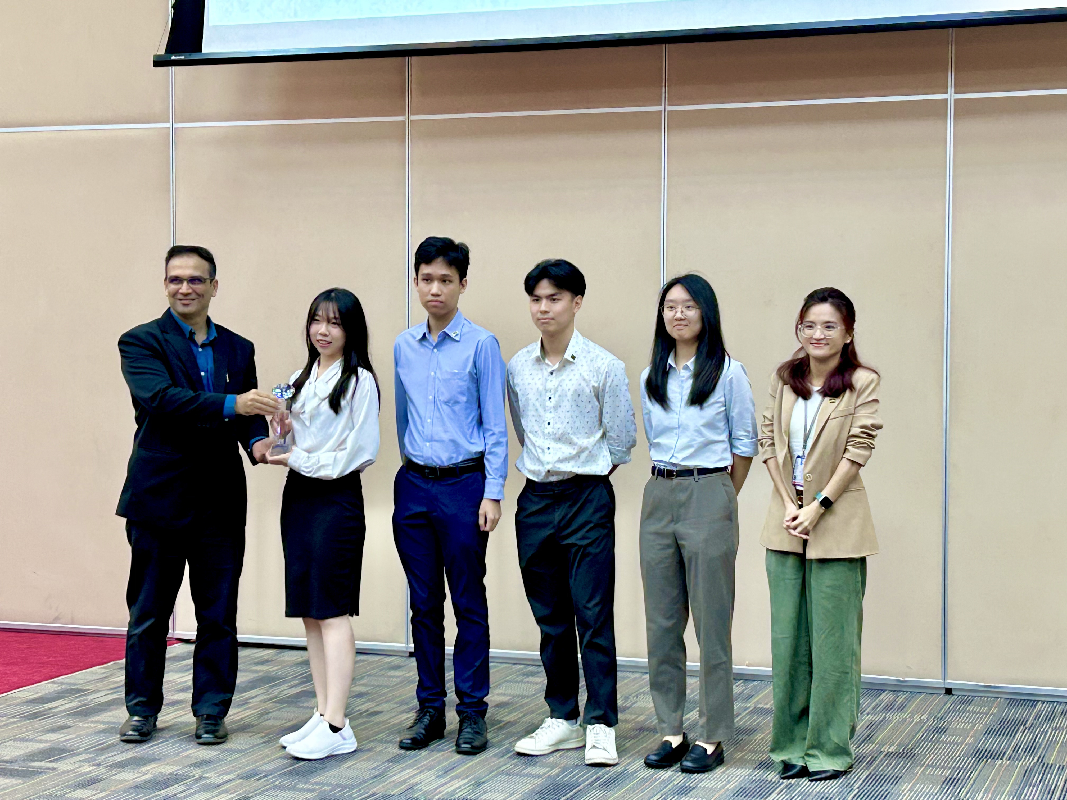 From left: Prof Madya Dr Jamal Houssaini (UiTM) presenting the award to Celysce Fui, Damien Teo, Lee, Kate Chee and Dr Low