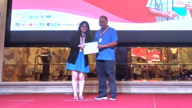Dr Hooi (left) receiving her award