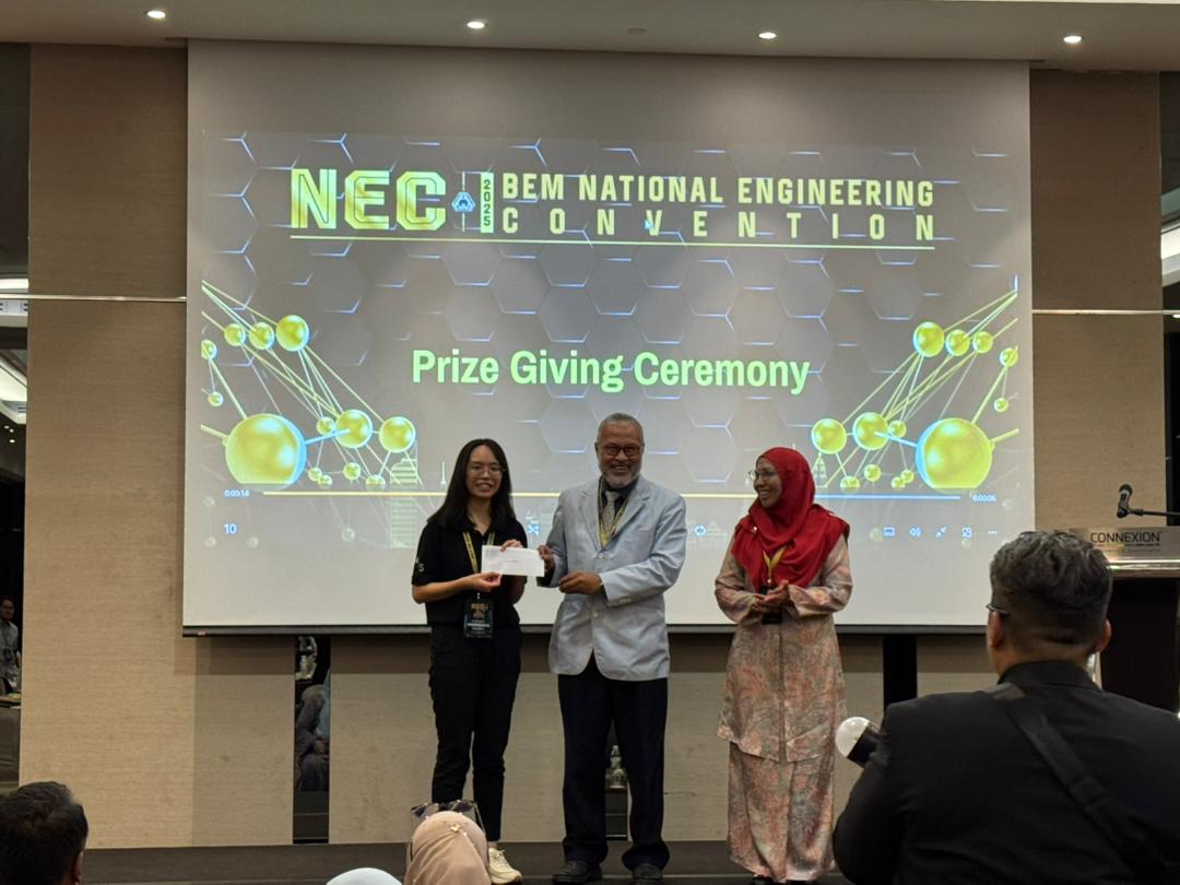 Toh Wan Zhen (far left) from Team 2 receiving the Best Pitch prize on behalf of Team 1