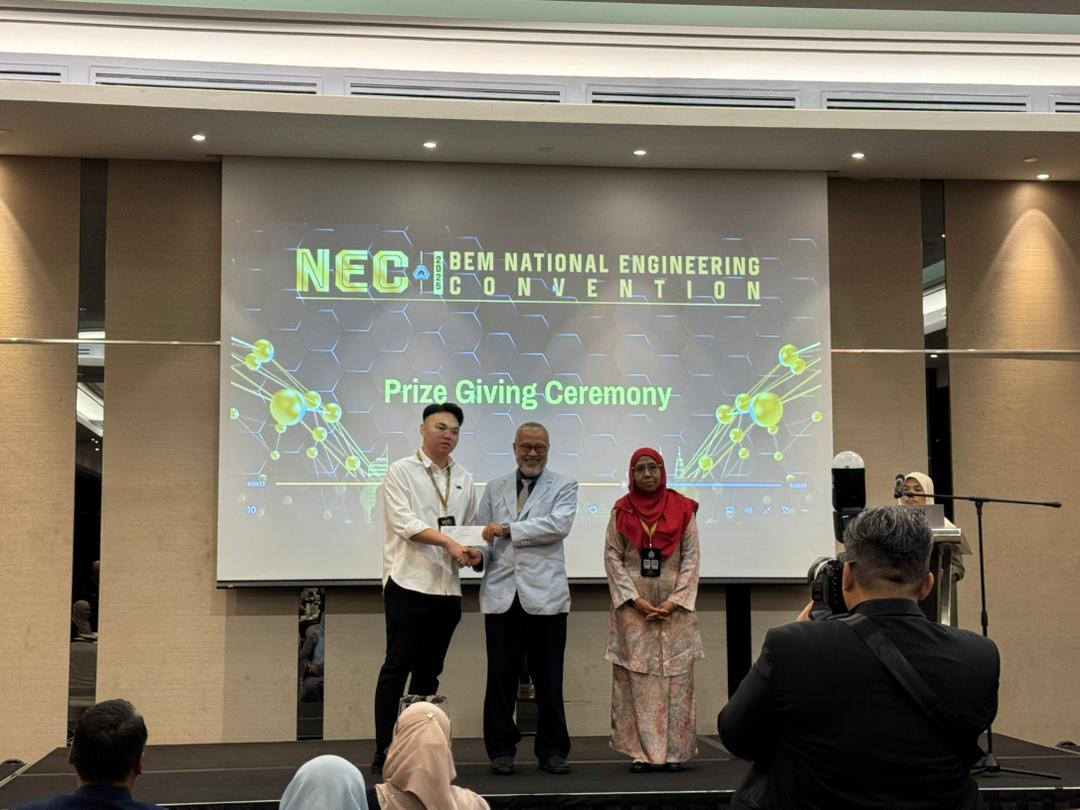 Siew Kah Weng (far left) from Team 2 receiving the Consolation Prize on behalf of his team