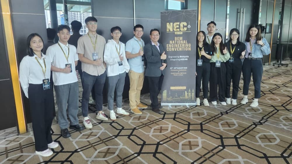 Ir Ts Wong Chee Fui (sixth from left) with the two teams 